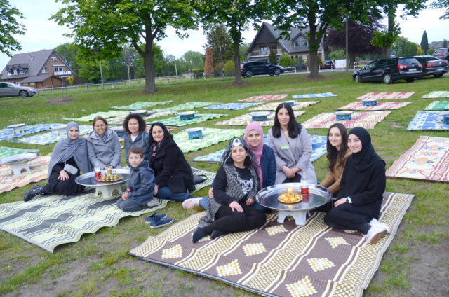 Burada iftar yemekleri yeniliyor.