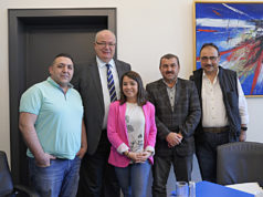 Hamm DİTİB Ulu Cami yönetimi belediye başkanını ziyaret etti Hamm Belediye Başkanı Başkanı Thomas Hunsteger Petermann (uzun boylu) Ulu Cami yönetim kurulunu makamında kabul etti.