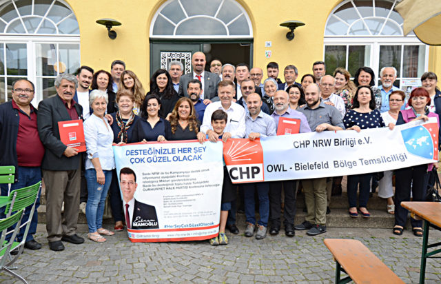 CHP NRW Birliği-OWL Bielefeld Temsilciliği tarafından tertiplenen “Desteğinizle Her Şey Çok Güzel Olacak” yardım kampanyasına katılan CHP'liler toplu halde..