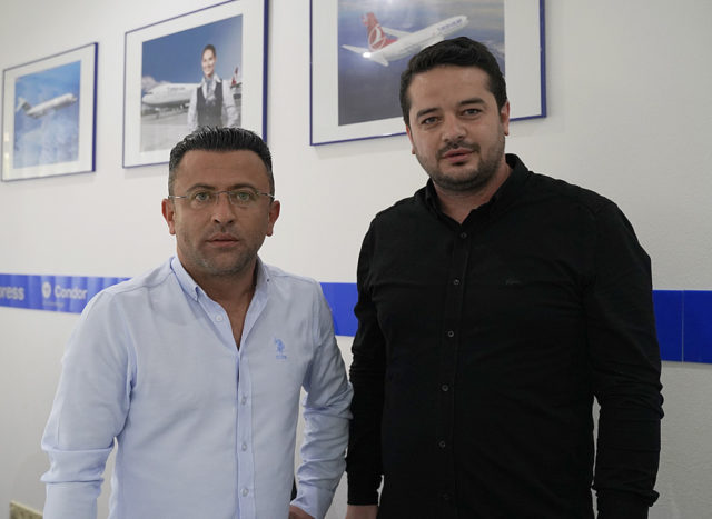 Adem Işık (sol başta) ve Türkiye’de beraber çalıştıkları otomobil kiralama şirketi sahibi Mustafa Diri ile.