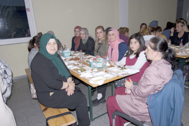 Hanımlarda iftar yemeğine büyük ilgi gösterdi.