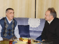 Warendorf’da yaşayan görme engelli Remzi Eker: „Aydınlığı tanırsanız, karanlığı bilirsiniz“ REMZİ EKER ve ADNAN ÖZTÜRK Fotoğraf: Mehmet GÜL