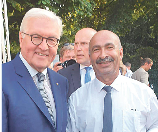 Federal Almanya Cumhurbaşkanı Frank Walter Steinmeier ve Şahin Yalmancı Berlin'deki davette bu kareyi paylaştılar.