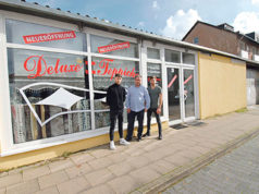 Halı ve perde mağazası hizmette Sami, Hasan ve Sinan Yüksel