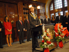 Hannover Büyükşehir belediyesinde Türkiye kökenli başkan göreve başladı Belit Onay belediye başkanı nişanesini aldı ve göreve başladı.