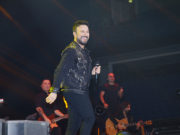 Tarkan Hannover konserinde TUI Arena’yı salladı! Sahnede esip gürleyen zinde bir Tarkan.