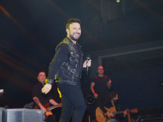 Tarkan Hannover konserinde TUI Arena’yı salladı! Sahnede esip gürleyen zinde bir Tarkan.