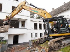 Hüzünlü bakışlar arasında tekrar yapılmak üzere cami yıkımı başladı Bünde Belediye başkanı Wolfgang Koch