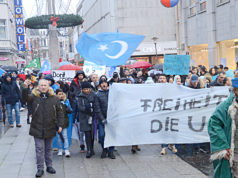 BİELEFELDLİLER UYGUR TÜRKLERİ İÇİN YÜRÜDÜ ! Yürüyüş Bielefeld Tren Garı meydanında başladı.