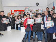 Oeldeli Türk öğrencilerden Öztürk gazetesine ziyaret 10 Ocak ziyaretçileri finali Öztürk gazetesinin Ocak 2020 sayısını ellerine alarak programı noktaladılar.