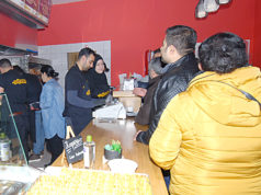 Bielefeldliler kokoreçi sevdiler ! Kokoreç severler zaman zaman kokoreç kuyruğuna girdiler.