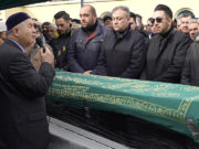 Erdemli ailesinin acı günü Cenazeyi Süleyman Hakkısöyler kıldırdı. Oğullarıda en önde saf tuttu.