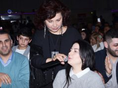 Bielefeld‘deki yardımlaşma programında ünlüler sahne aldı Sanatçı Gülşen Kutlu masaları dolaşırken mikrofonu Semra Erciyas‘a uzattı.