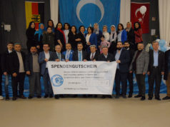 DOĞU TÜRKİSTAN UYGUR TÜRKLERİ İLE DAYANIŞMAYA YOĞUN İLGİ Programın sonunda toplu hatıra fotoğrafı çektirdiler.