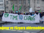 BİZİ DİNLEYİN ve BİZİ UMURSAYIN mitingi yapıldı Mitingciler sırılsıklam ıslandılar...