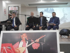 Ozan Arif vefat yıl dönümünde anıldı Devamlı program yaptıkları sanatçı dostları Cuma Kayacık, Mehmet Ali Bilgiç, Volkan Kutlu ve dostu Yüksel Üzüm.