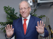 PIT CLAUSEN VIDEO YAYINLADI: „VİRÜSÜ DURDURMANIN TEK YOLU EVDE KALMAK“ Bielefeld Belediye Başkanı Pit Clausen, "Sosyal mesafe tutalım mesajını" 7 Mart 2020 Cumartesi günü Adnan Öztürk'ün çektiği bu fotoğraf ile vermişti.