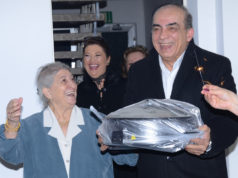 İş adamı Kemal Kaptan‘a 60. YAŞ GÜNÜ sürprizi Keman Kaptan (sağda) salona girdiğinde "Sürpriiiz" çılığıyla karşılandı. Bedriye Yaban (sol başta) ve Mehtap Kaptan (sol arkada)