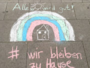 Köln‘de korona günleri: Sokaklar ıssız, işyerleri kapalı, ibadethaneler boş… Zollstockgürtel Sokağı (çocukların boyadığı ve 'biz evde kalıyoruz' isimli karesi)