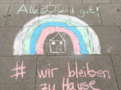 Köln‘de korona günleri: Sokaklar ıssız, işyerleri kapalı, ibadethaneler boş… Zollstockgürtel Sokağı (çocukların boyadığı ve 'biz evde kalıyoruz' isimli karesi)