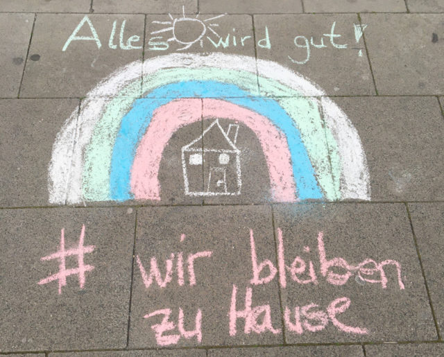 Zollstockgürtel Sokağı (çocukların boyadığı ve 'biz evde kalıyoruz' isimli karesi)