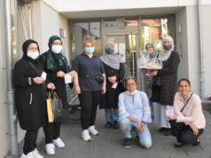 Halle Ayasofya Cami Kadın Kolları bağışa devam ediyor Soldan sağa: Aynifer Dağlı, Malika Tekes, hastane personeli, Ayşe Mert, Durkadın Vezne,Tülay Kalkan, Oturanlar: Gülsüm Tire Çetin ve Zeliha Geceli