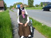 Trabzonlu Hayriye Seydioğlu vefat etti Hayriye Seydioğlu'nu eşi Temel Seydioğlu, Almanya'nın Bielefeld şehrindeki Herforder caddesinde gezdirirken. Fotoğraf: Adnan Öztürk