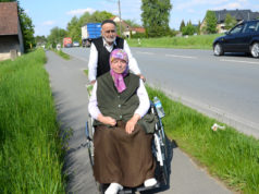 Trabzonlu Hayriye Seydioğlu vefat etti Hayriye Seydioğlu'nu eşi Temel Seydioğlu, Almanya'nın Bielefeld şehrindeki Herforder caddesinde gezdirirken. Fotoğraf: Adnan Öztürk