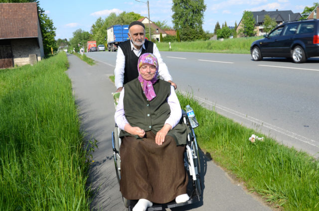 Hayriye Seydioğlu'nu eşi Temel Seydioğlu, Almanya'nın Bielefeld şehrindeki Herforder caddesinde gezdirirken. Fotoğraf: Adnan Öztürk
