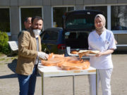 Rosenhöhe hastanesinde lahmacun dağıtıldı Bielefeld Müslüman Dernekler Çatı Kuruluşu Yönetim Kurulu üyesi Selvet Kocabey ve lahmacun ikramını alan Türkiye kökenli bir hemşire.