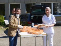 Rosenhöhe hastanesinde lahmacun dağıtıldı Bielefeld Müslüman Dernekler Çatı Kuruluşu Yönetim Kurulu üyesi Selvet Kocabey ve lahmacun ikramını alan Türkiye kökenli bir hemşire.