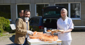 Bielefeld Müslüman Dernekler Çatı Kuruluşu Yönetim Kurulu üyesi Selvet Kocabey ve lahmacun ikramını alan Türkiye kökenli bir hemşire.