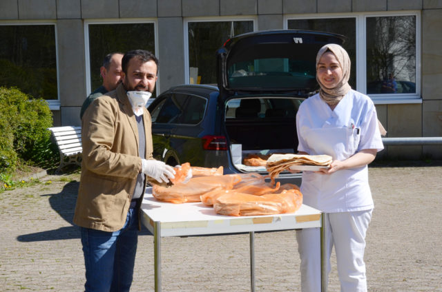 DSC_7866_Manset-foto Bielefeld Müslüman Dernekler Çatı Kuruluşu Yönetim Kurulu üyesi Selvet Kocabey ve lahmacun ikramını alan Türkiye kökenli bir hemşire.