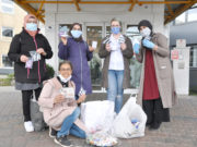 Klinikum Halle hastahanesine maske bağışladılar Arkada: Malika Tekes, Durkadin Vezne, Hastane Personeli), Tülay Kalkan. ve Öndeki Gülsüm Tire-Çetin