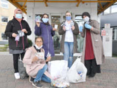 Klinikum Halle hastahanesine maske bağışladılar Arkada: Malika Tekes, Durkadin Vezne, Hastane Personeli), Tülay Kalkan. ve Öndeki Gülsüm Tire-Çetin