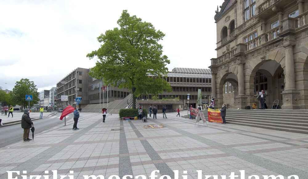 Kutlama özel izinle Bielefeld Belediye binasının önünde yapıldı