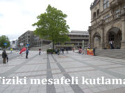 1 Mayıs özel izinle kutlandı Kutlama özel izinle Bielefeld Belediye binasının önünde yapıldı