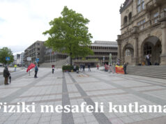 1 Mayıs özel izinle kutlandı Kutlama özel izinle Bielefeld Belediye binasının önünde yapıldı