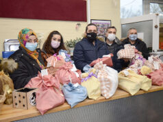 OWL’deki Gönüllü Türk İnsiyatif Grubu Yardım Torbası dağıttı