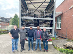 Hayırseverler deprem bölgesi için aracı doldurdu