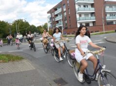 RHEDA-WIEDENBRÜCK SOKAKLARI SÜSLÜ KADINLAR İLE RENKLENDİ