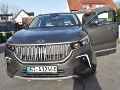 Rheda-Wiedenbrück caddelerinde TOGG arabası