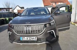 Rheda-Wiedenbrück caddelerinde TOGG arabası