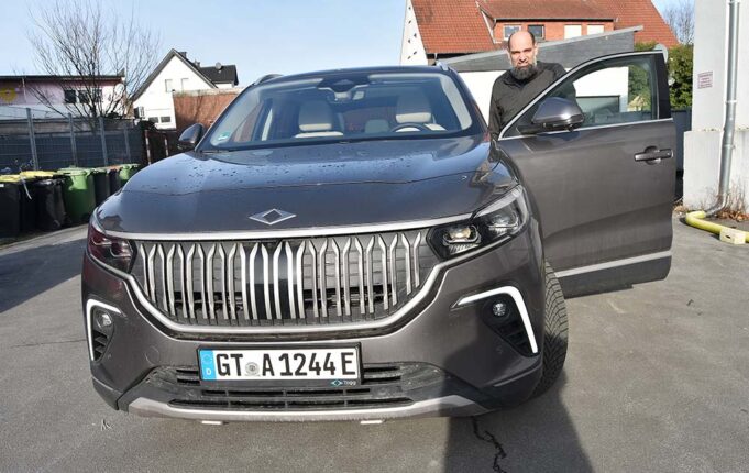 Rheda-Wiedenbrück caddelerinde TOGG arabası