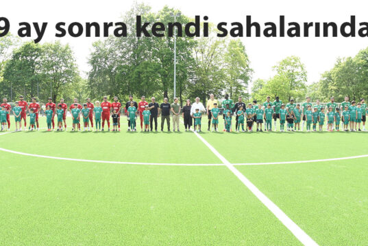Tadilat sonrası Kunstrasenplatzen’da ilk karşılaşma Hicretspor 3 – Türkspor 1 Türkspor Bielefeld ve Hicretspor maç başlamadan Öztürk objektifinde